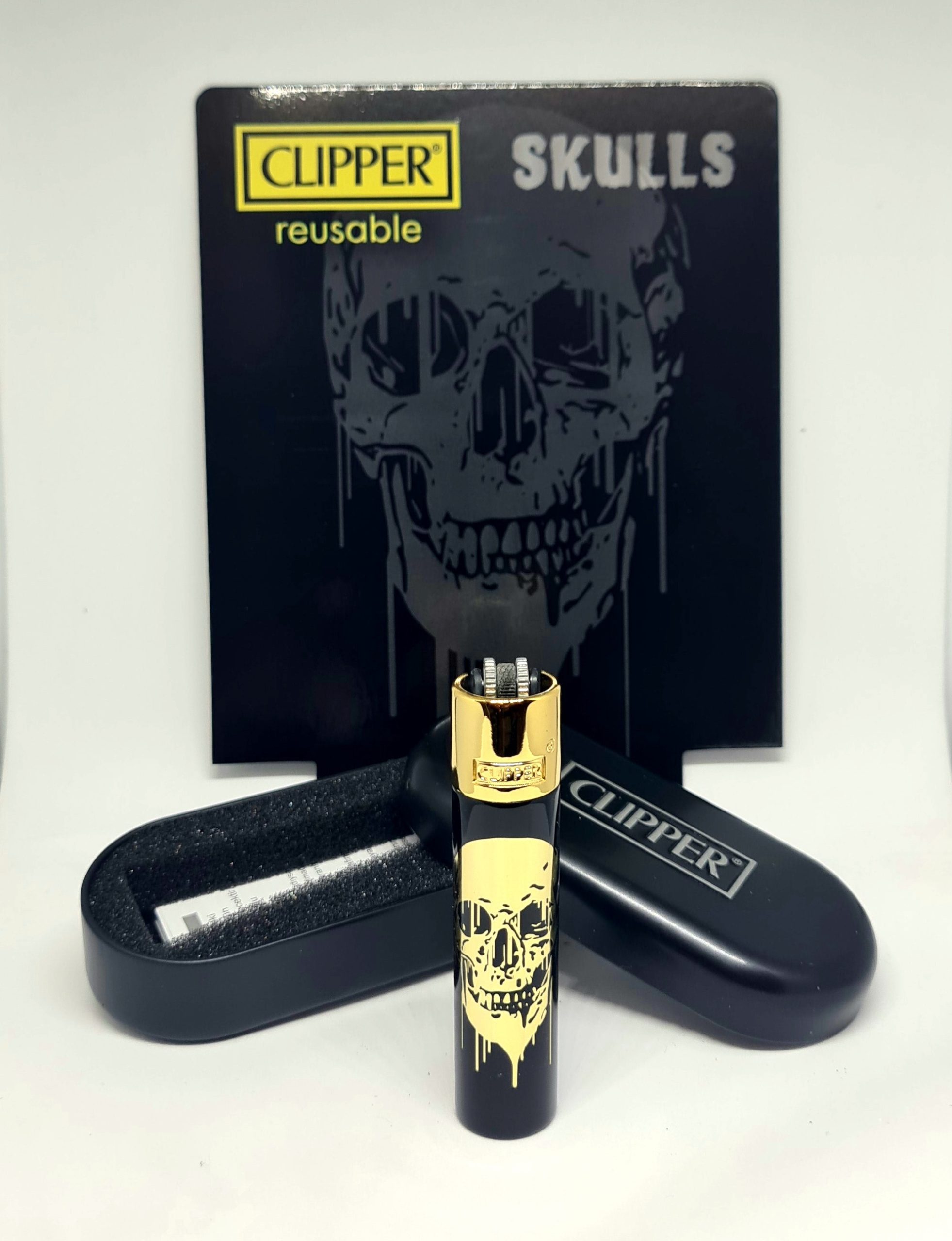 2355.jpg Accendino CLIPPER SKULLS METAL 1 CON CONFEZIONE REGALO
