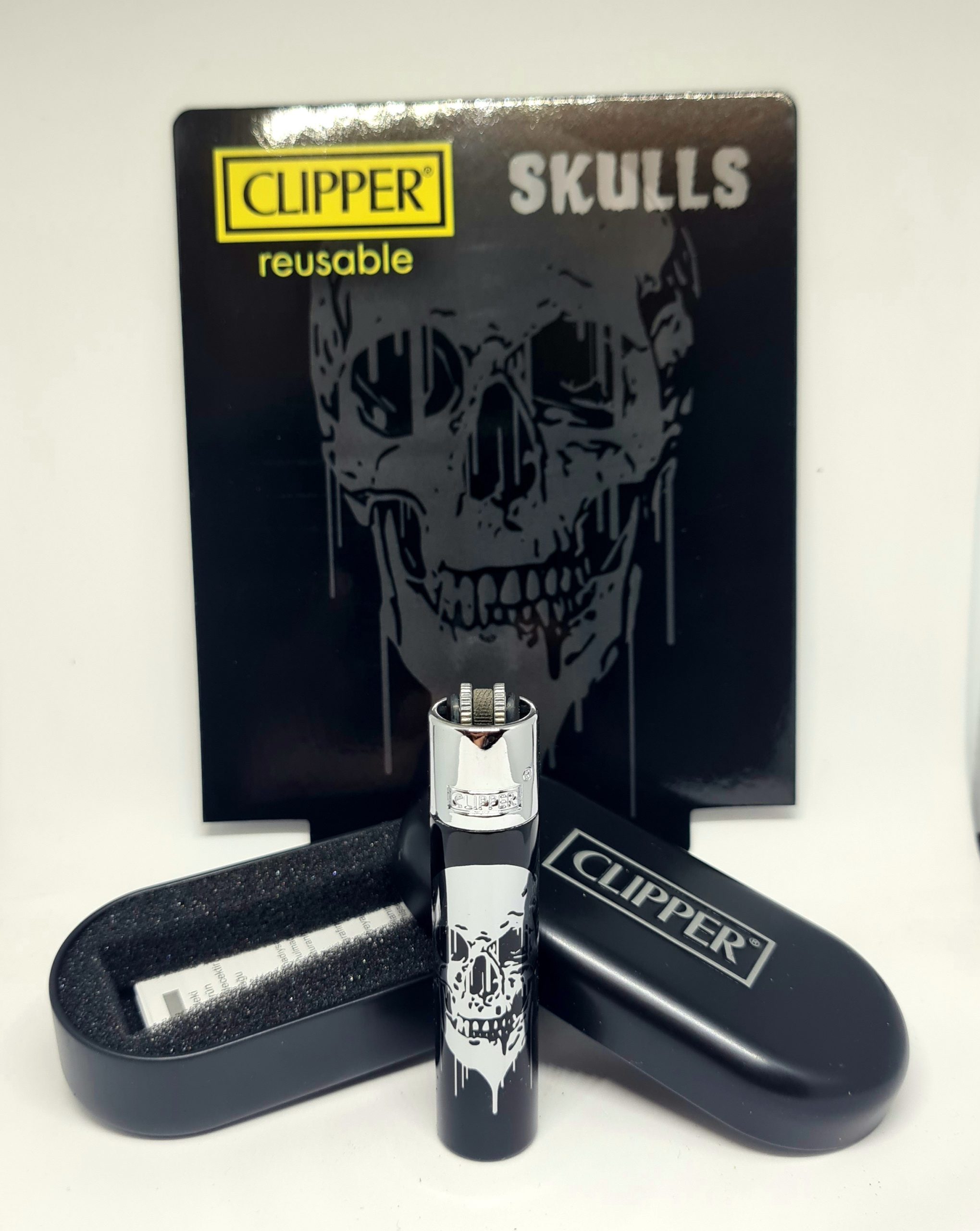 2357.jpg Accendino CLIPPER SKULLS METAL 2 CON CONFEZIONE REGALO