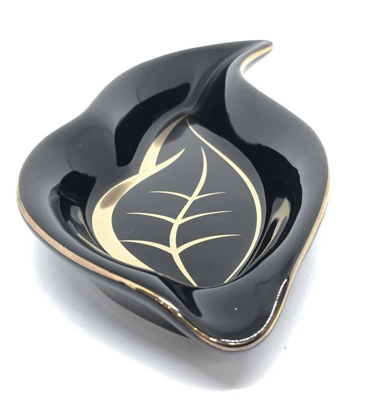 Posacenere a forma di foglia Posacenere a forma di foglia